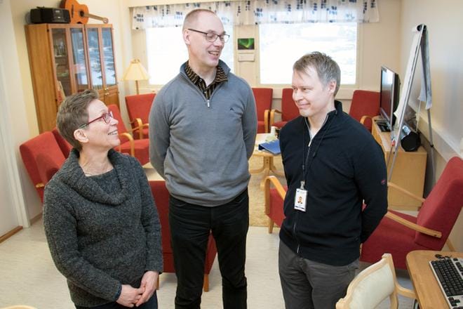 Kauhajoen aikuispsykiatrian poliklinikalla on yhteensä 14 työntekijää. Psykiatri Mirja Tervo, osastonhoitaja Kalevi Halkosaari ja psykologi Tuomo Autio toivovat, että yhteistyö terveyskeskusten kanssa vielä syvenisi. KUVA: JORMA HAVULA