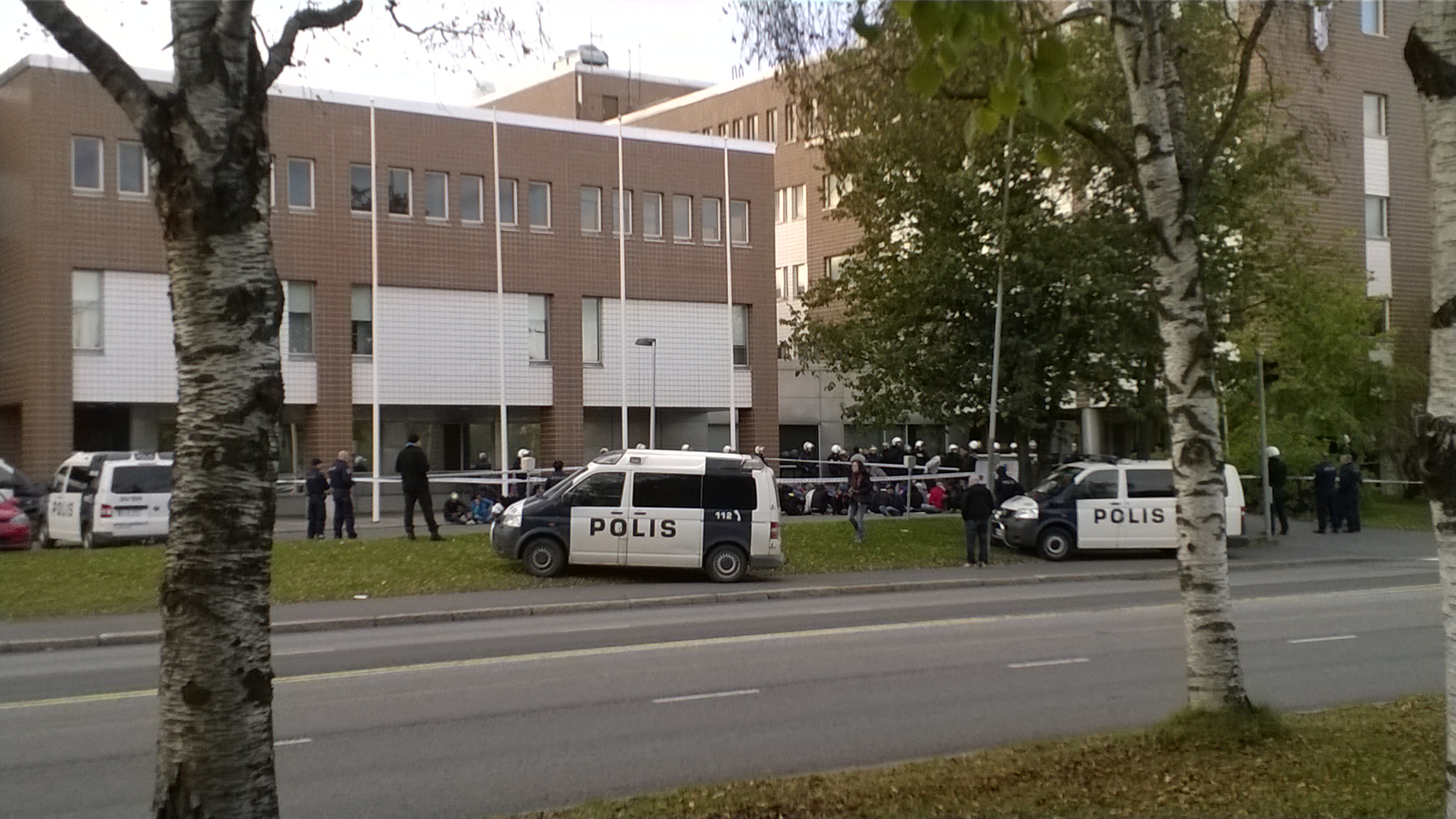 Turvapaikanhakijat saapuivat Oulun poliisiasemalle kävelymatkansa päätteeksi.