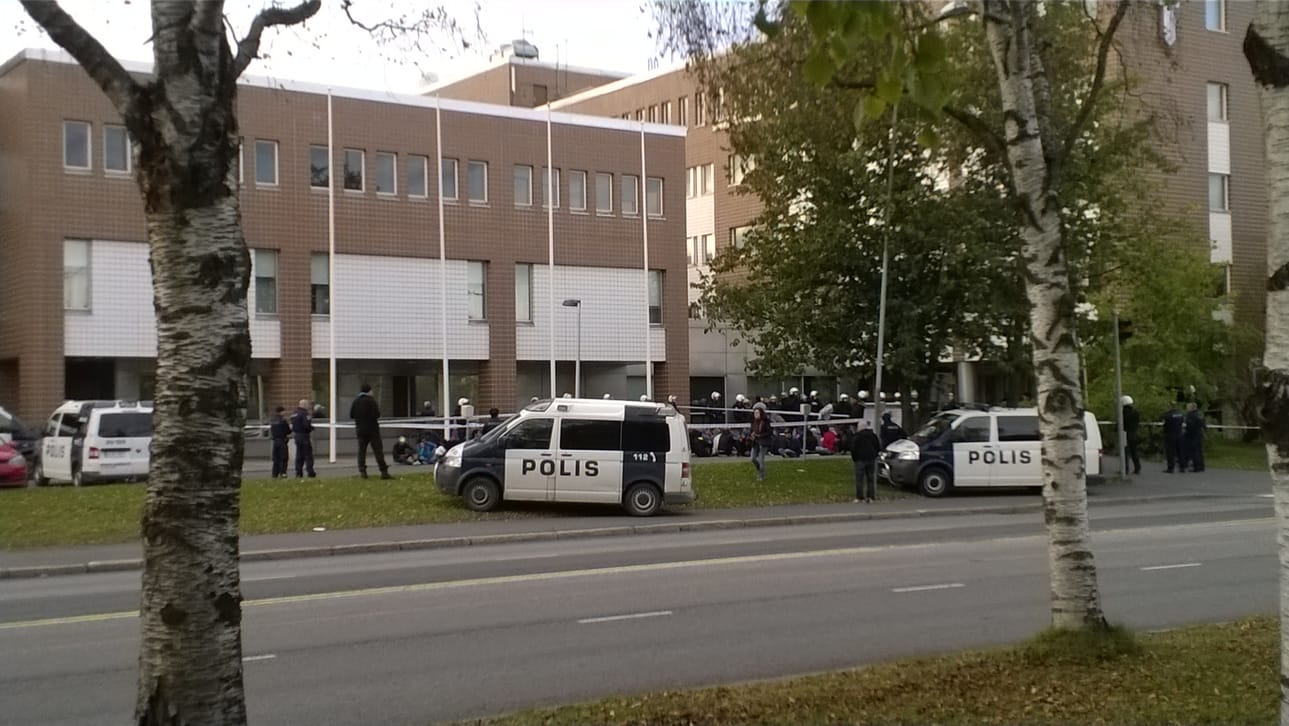 Turvapaikanhakijat saapuivat Oulun poliisiasemalle kävelymatkansa päätteeksi.