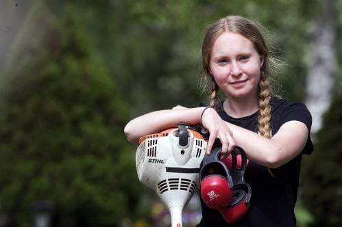 Elsa Österåker iloitsee hyvästä menestyksestä ylioppilaskirjoituksissa.