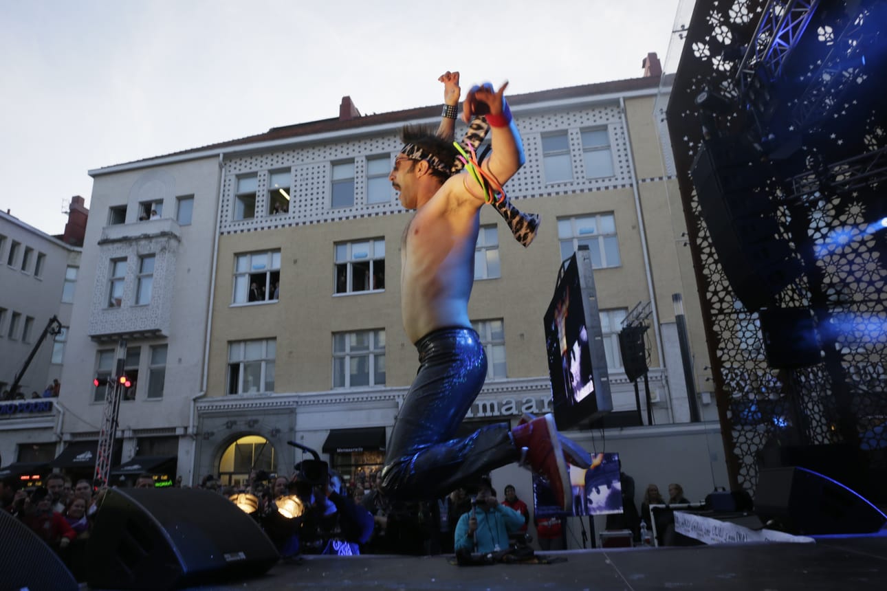 Rotuaarin lavan valtaa taas kansainvälinen joukko ilmakitaravirtuooseja. Viime vuonna yleisöä villitsi muun muassa yhdysvaltalainen Doug Stroock eli The Thunder.