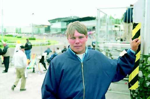 Solvalla tukikohtana. Jouni Vikman arvostaa ruotsalaista ravikulttuuria. Tehdystä työstä saa kohtuullisen korvauksen.