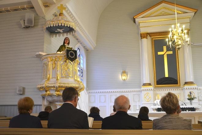 - Jurva on ollut ja on hyvä paikka elää ja asua. Jurvalaisuus on edelleen vahva identiteetti. Vaikka ennusteet näyttäisivät kuinka synkiltä, ei meillä silti ole syytä vaipua totaaliseen toivottomuuteen. Ennusteet ovat vain ihmisten tekemiä ennusteita, totesi Mari Saikkonen Jurva160-juhlamessussa pitämässään saarnassa. KUVA: JAANA ALA-LAHTI
