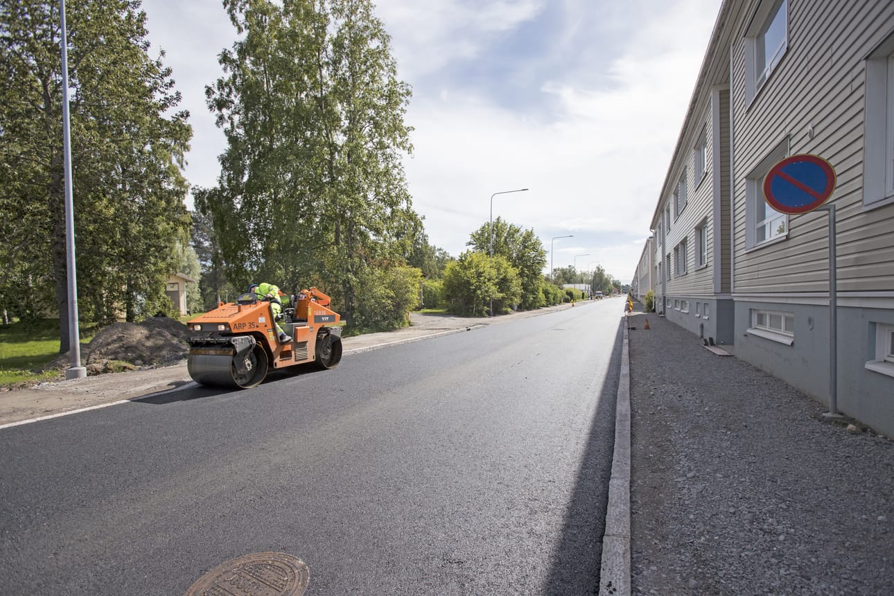 Palokunnankadulla kuvan oikeanpuoleinen kaista tullaan pitämään jalkakäytävänä ja pyöräilijät ohjataan tulevaisuudessa uudelle kevyen liikenteen väylälle.