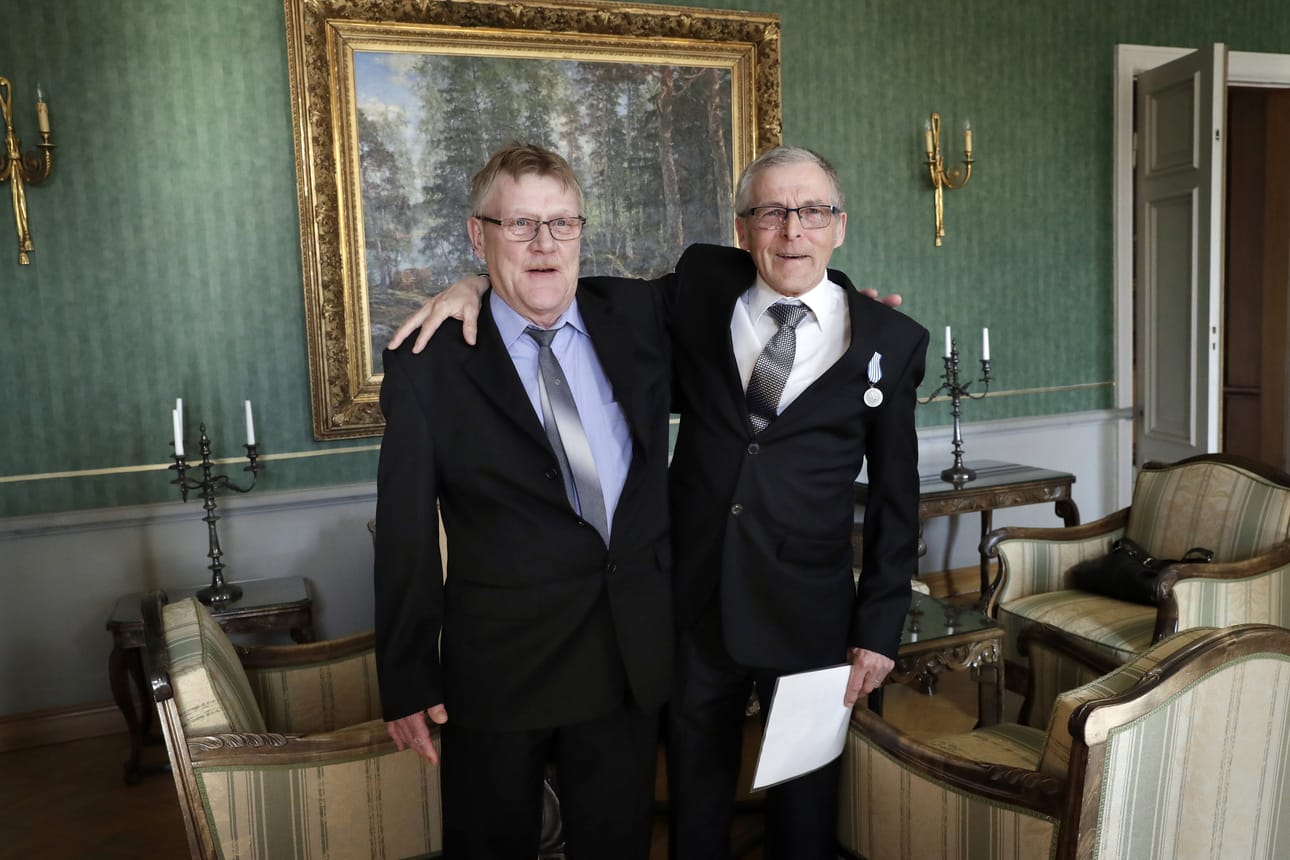 Upi Väärä (vas.) kiitteli Seppo Kalliota henkensä pelastamisesta keskiviikkona Oulun Lääninhallitus-talossa. Samoilla vesillä monesti pilkkineet miehet eivät tunteneet toisiaan entuudestaan.