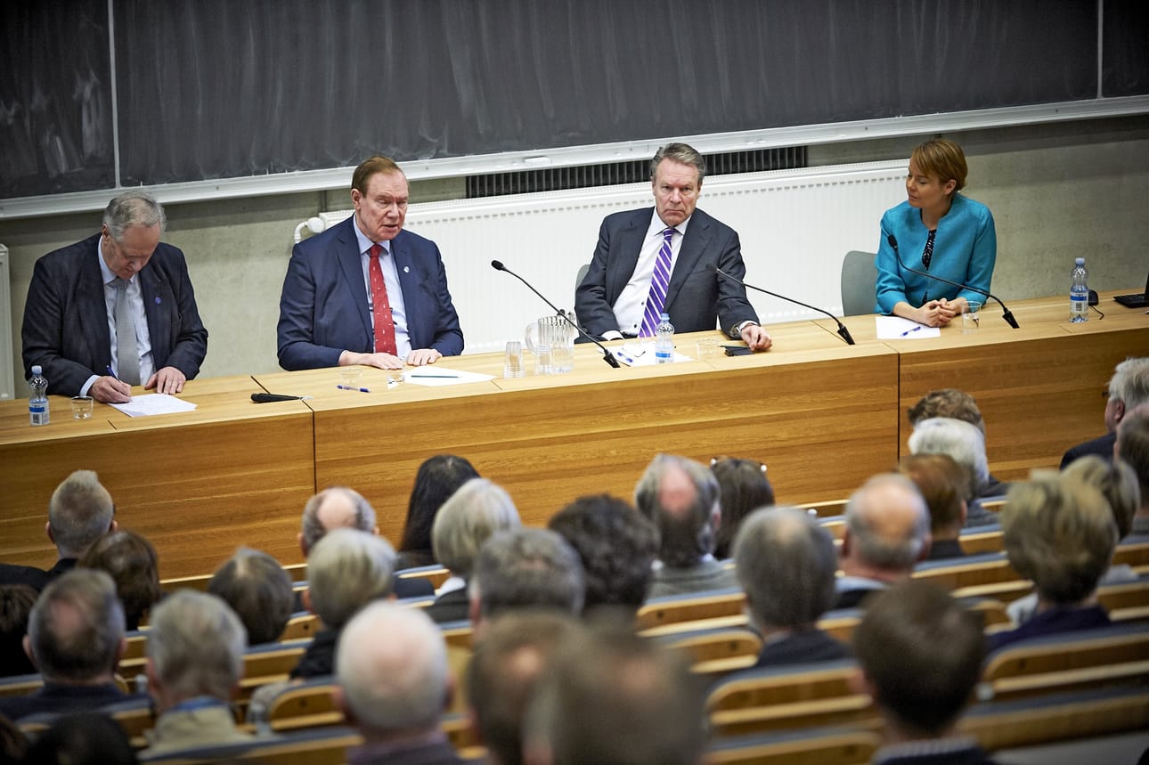 Konkaripoliitikot Seppo Kääriäinen, Paavo Lipponen, Ilkka Kanerva ja tutkija Mari K. Niemi ruotivat parlamentarismia Eduskuntatutkimuksen keskuksen 15-vuotisseminaarissa Turussa lauantaina.