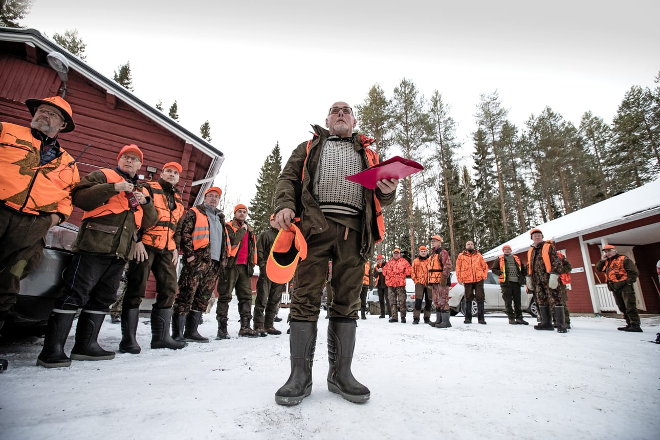 Passipaikat jaettiin heti aamulla, kun päivä valkeni. Monikymmenpäinen porukka jakaantui useisiin ryhmiin.