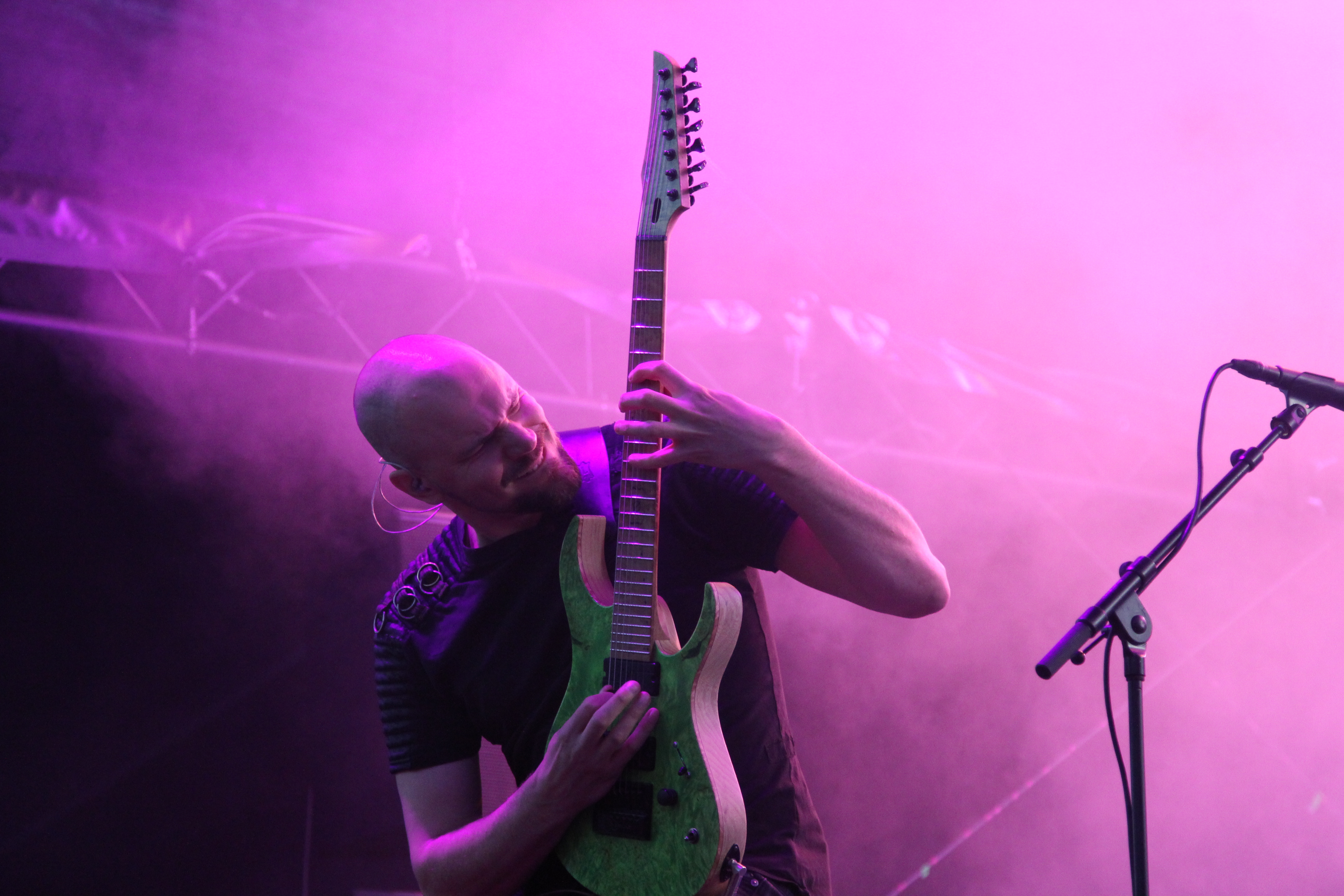 Suomalainen Battle Beast päätti komeasti Lisää löylyä -festivaalin. Juuso Soinio taituroi kitarallaan.