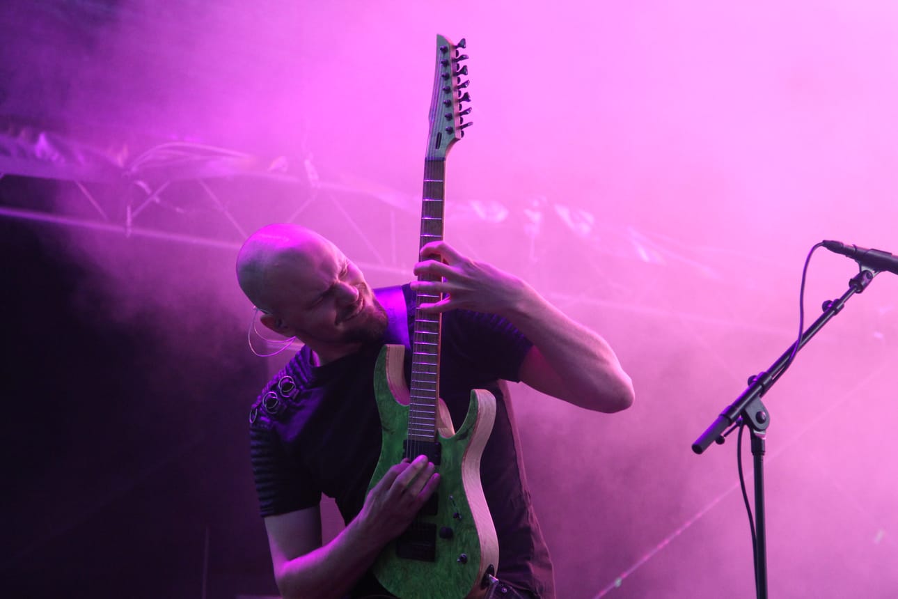 Suomalainen Battle Beast päätti komeasti Lisää löylyä -festivaalin. Juuso Soinio taituroi kitarallaan.