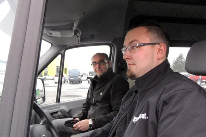 Sami Laakso saa ajaa C1-luokan ajokortilla enintään 7,5-tonnista kuorma-autoa, joita ovat myös raskaimmat pakettiautot. Jukka Perälä (vas.) vastaa siitä, että tarpeellinen oppi menee perille lyhyessäkin ajassa. Kuva: Heikki Pajoslahti