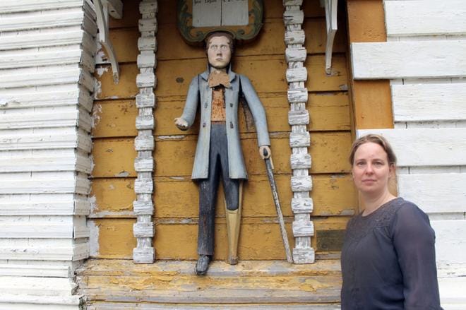 Seurakunnan hallintojohtaja Hannele Hannuksela harmittelee 1800-luvulta peräisin olevan vaivaisukon kohtaloa. KUVA: MINNA HIIRONEN