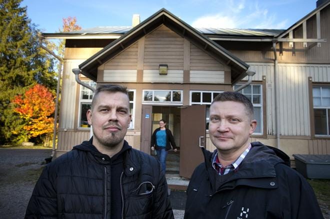 Janne Salomaa ja vanhempaintoimikunnan puheenjohtaja Mika Yli-Petäys valmiina esittelemään kyläkoulua valtuutetuille ennen keskustelutilaisuutta. KUVAT: JARI E. HAKALA