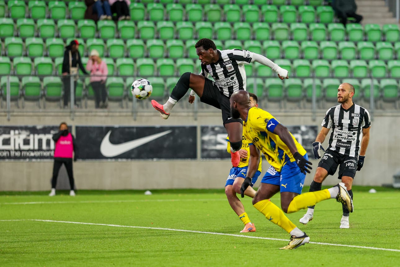 Xavier Odhiambo loikkasi kahden Gnistan-pelaajan välistä maalintekoon. VPS voitti ottelun tällä 1–0-osumalla.