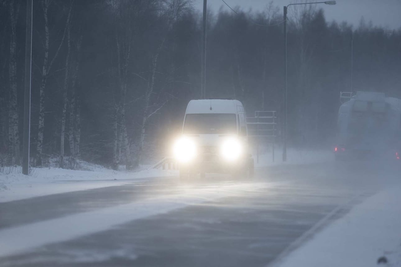 Vaikka ajokeli on ollut todella huono, ovat autoilijat pysyneet tiellä.