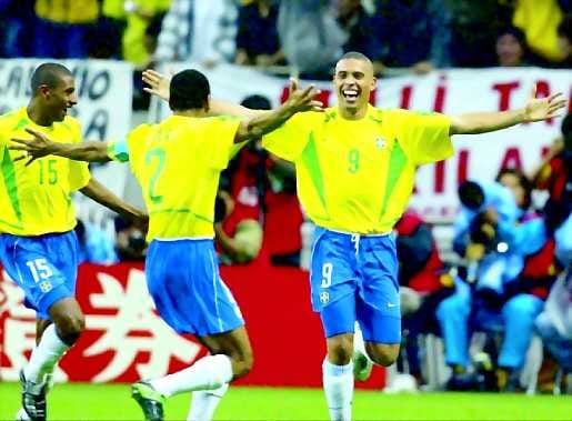 Näin se käy. Ronaldo (9) teki tarvittavan ja ampui Brasilian MM-finaaliin. Voittomaalia juhlivat myös Cafu (2) ja Kleberson (15).