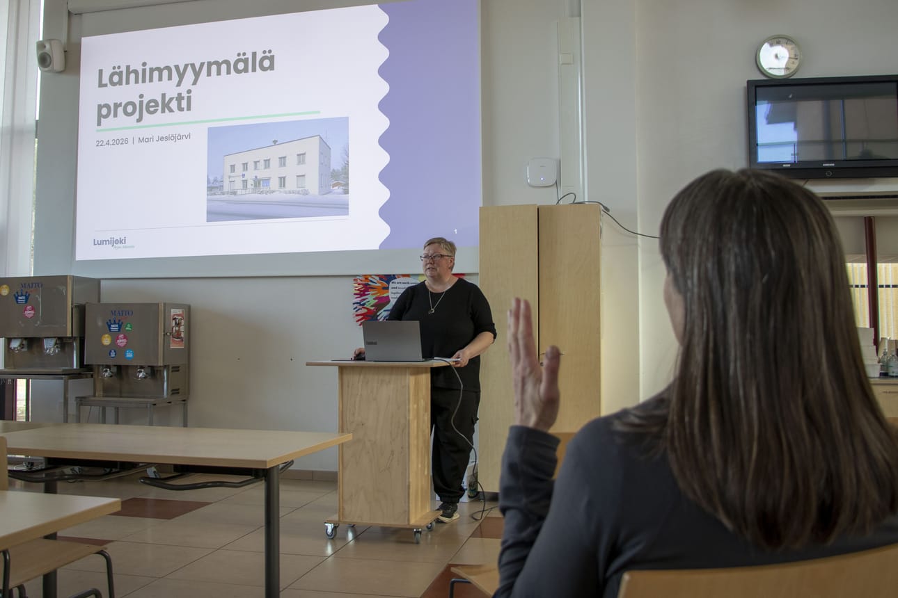 Lumijoen elinvoima-asiantuntija Mari Jesiöjärvi vetää lähimyymäläprojektia. Kuntalaisten illassa hän tiedusteli, kuinka moni oli jo kuullut projektista – lähes kaikki nostivat kätensä ylös.