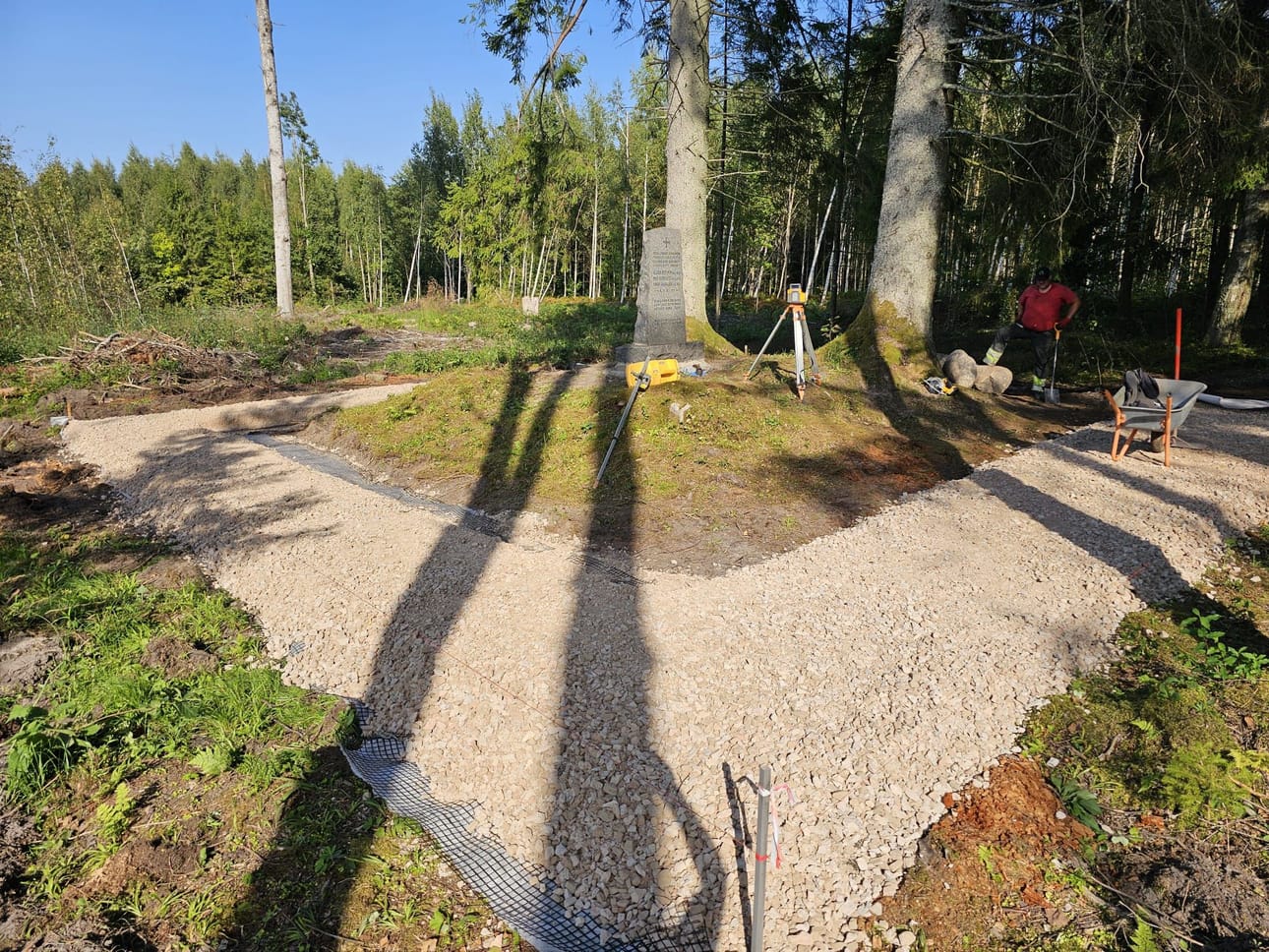 Kortesjärveläisen Ilmari Pahkajärven, lappajärveläisen Alfred Hyytisen ja pietarsaarelaisen Max Kronqvistin haudalla näyttää tältä nyt, kun kunnostustyöt ovat kohta valmiit.