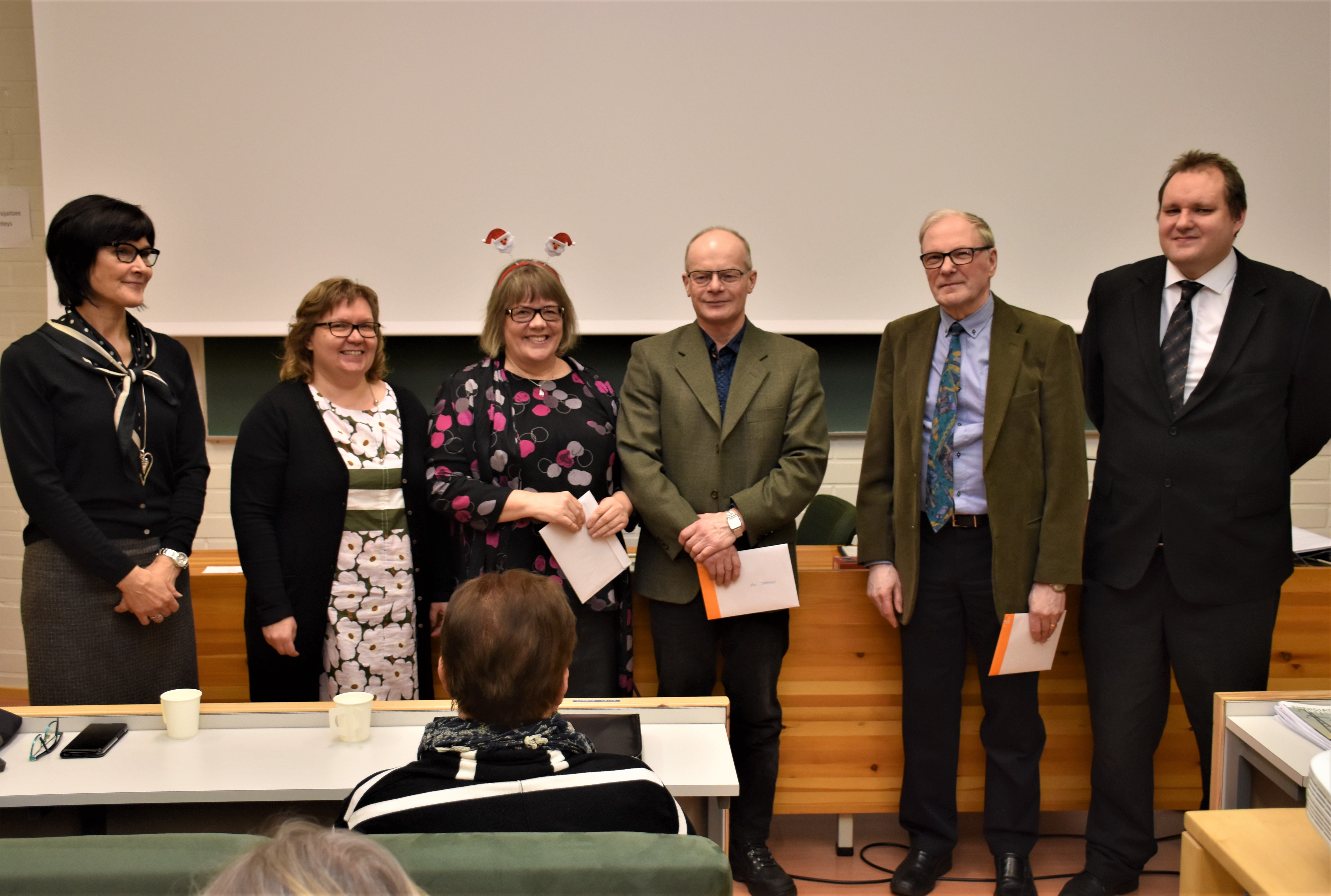 Posion valtuuston kokouksen päätteeksi, tasavuosia täyttäneet palkittiin: Olavi Lehtiniemi (oik.2.), Ari Takapuro (oik.3.), Sinikka Soudunsaari (vas.3). Kuvassa lisäksi vs.kunnanjohtaja Eija Ahola (vas.), valtuuston puheenjohtaja Marjo Hautala sekä vs.hallintojohtaja Antti Mulari.