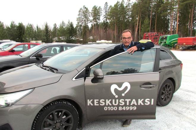 Kauko Mäkinen tietää, että hyväkuntoisena jaksaa työssä parhaiten. Hän pitää kuntoaan yllä muun muassa pelaamalla sählyä. KUVA: PÄIVI NIINISTÖ-MÄKINEN