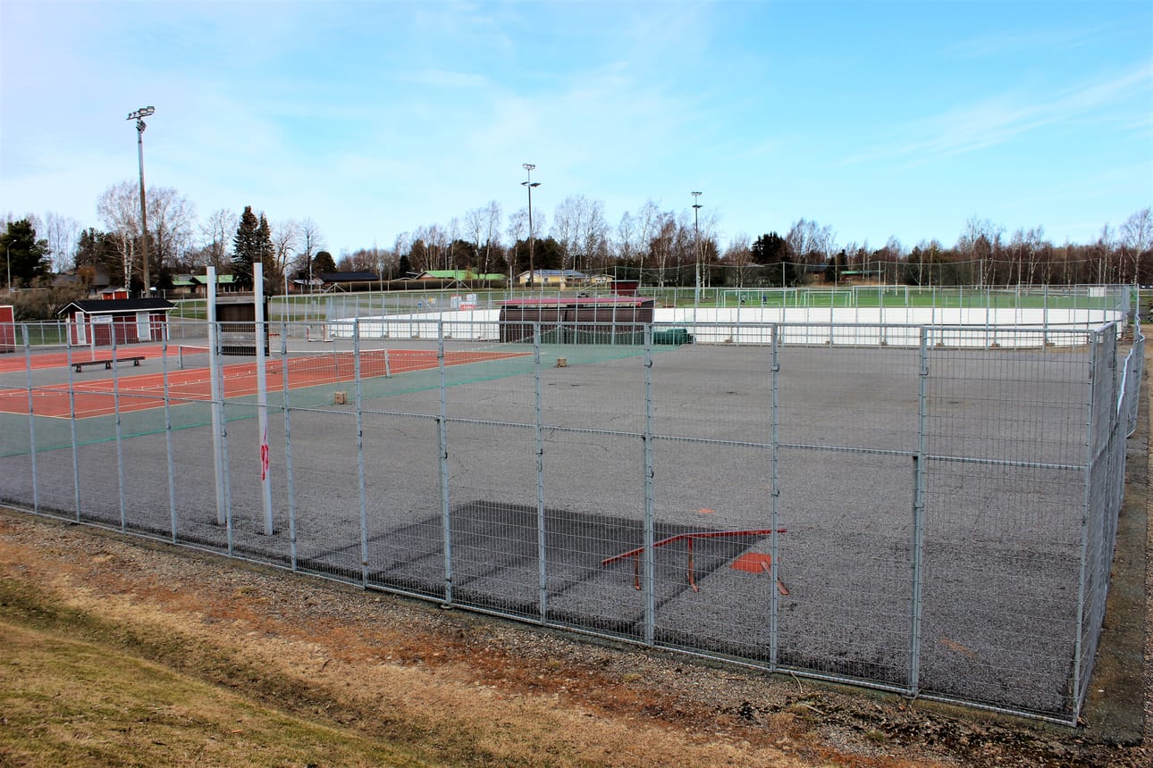 Skeittilautailijoille suunnitellaan harrastuspaikkaa tenniskenttien alueelle.