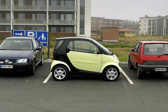 EU:n komission mielestä Suomi pitää käytetyille autoilla liian korkeaa verotasoa.