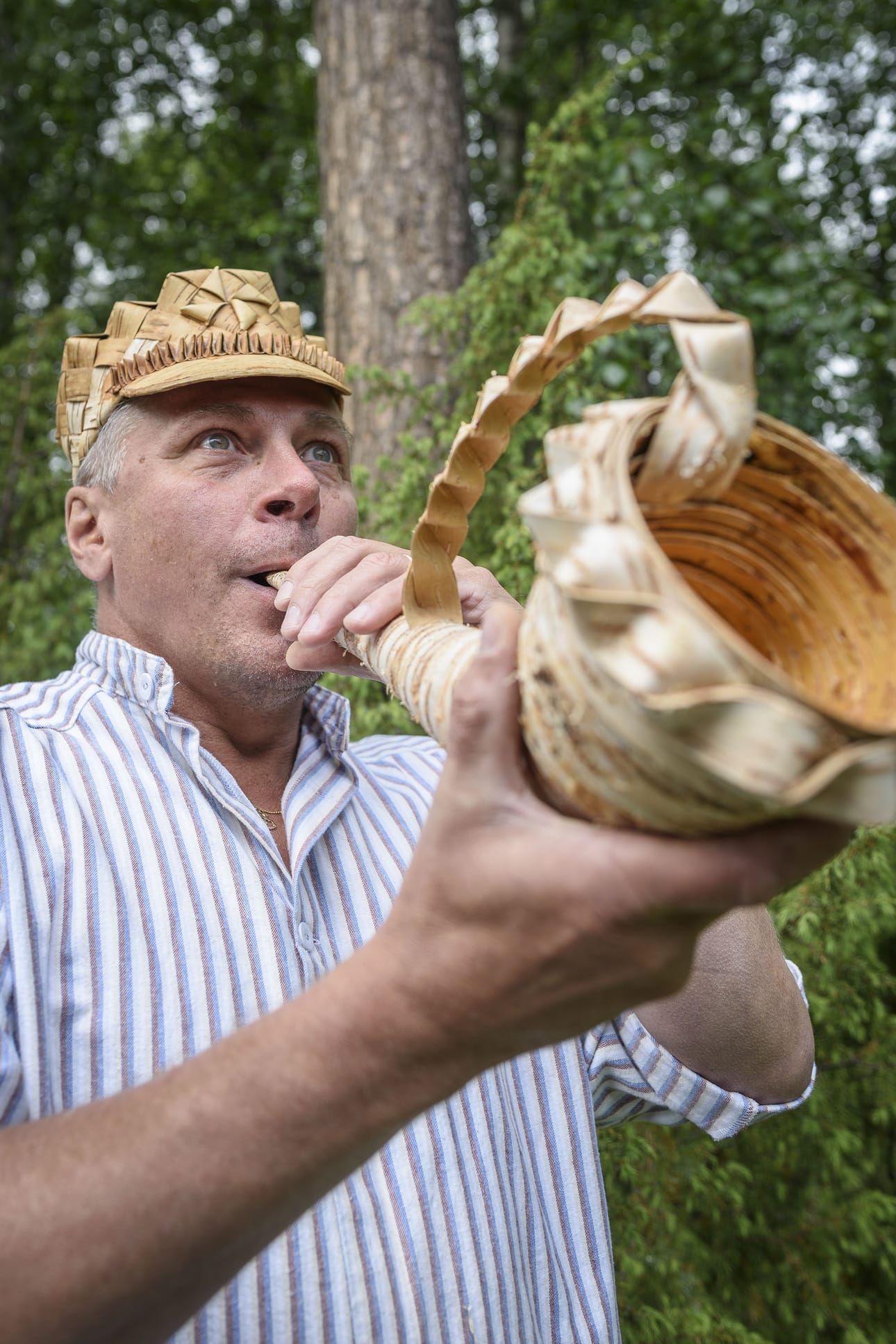 Lasse Karjalainen tekee tuohesta torvien lisäksi käyttöesineitä, kuten maustepurkkeja.