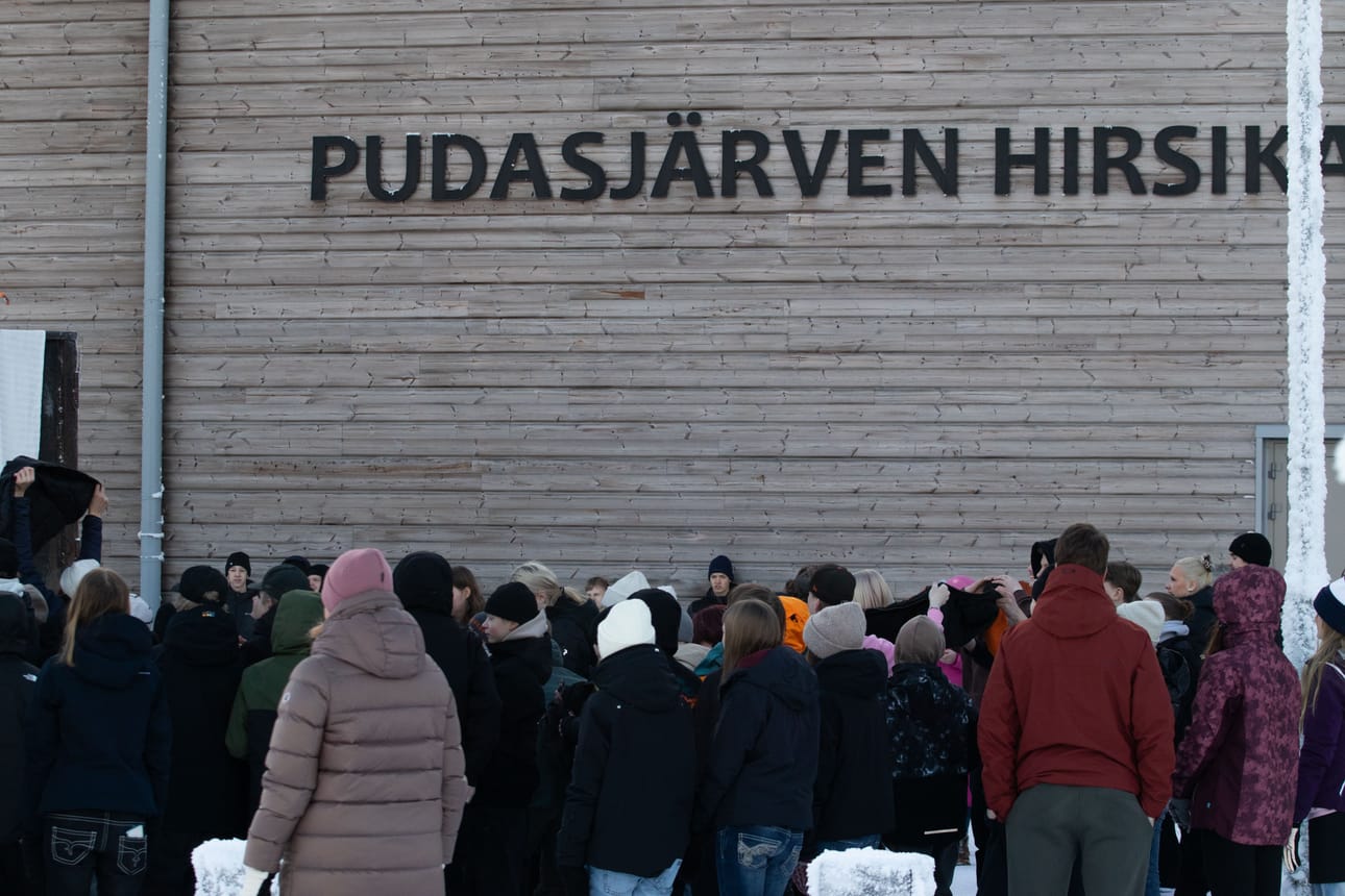 Kirjoittaja pohtii Pudasjärven kaupungin strategian toteutumista tilanteessa, jossa kunnan väkimäärä laskee eikä työpaikkoja ole saatu lisää.