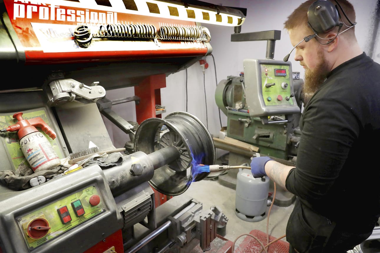 Limingassa toimiva Wheel Doctor eli vannetohtori Miikka Kallioinen korjaa hyvinkin pahasti vaurioituneita vanteita. Nyt hänet palkittiin Vuoden yksinyrittäjänä.