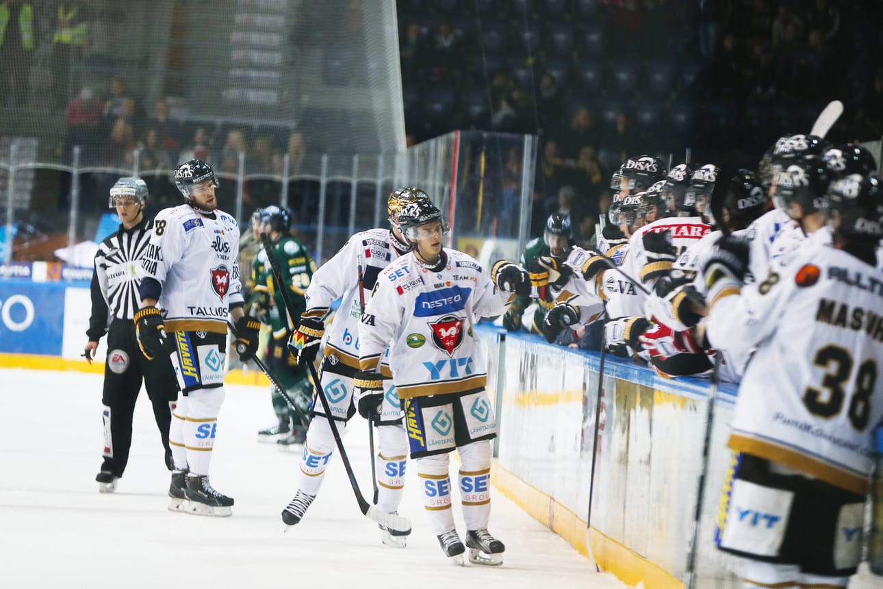 Tämä oli pelin henki Hakametsän torstai-illassa. Kärppien Sebastian Aho (edessä) ja kultakypärä Mika Niemi juhlivat juonimaansa maalia.