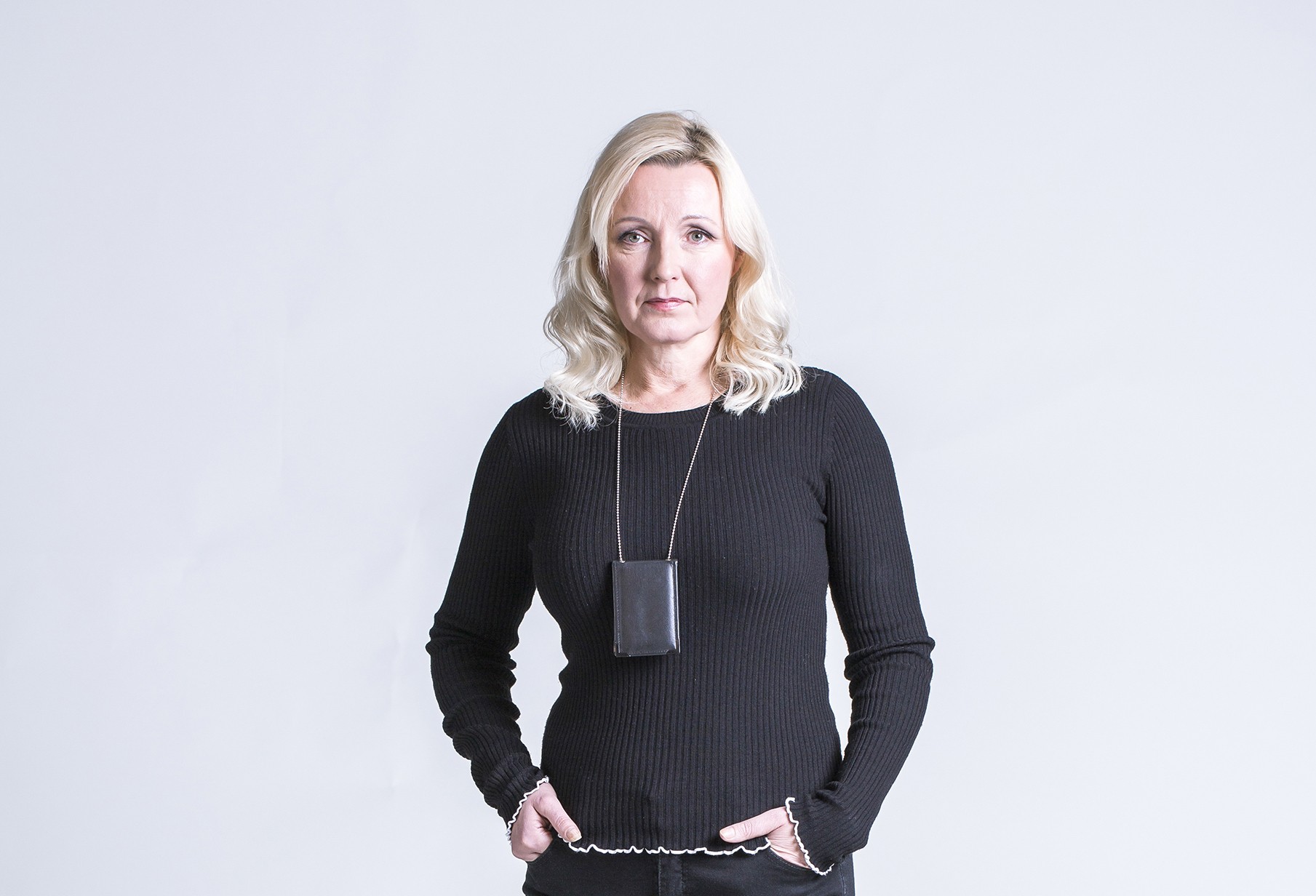 Elina Sinisalo (Mari Perankoski) tekee työtä syrjäytymisvaarassa olevien nuorten parissa. Rankimmat tapaukset eivät tahdo jäädä vain työpaikalle.