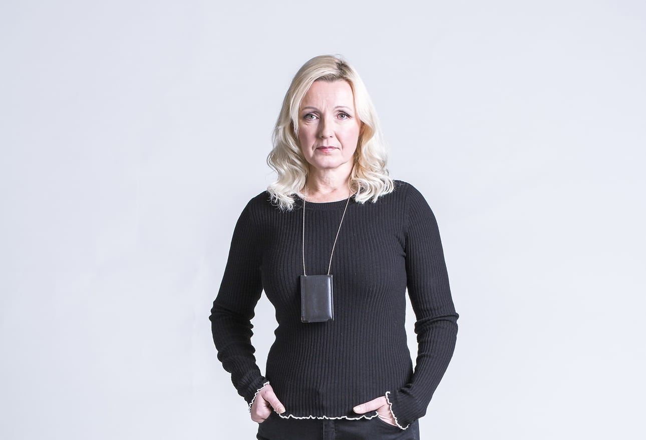 Elina Sinisalo (Mari Perankoski) tekee työtä syrjäytymisvaarassa olevien nuorten parissa. Rankimmat tapaukset eivät tahdo jäädä vain työpaikalle.
