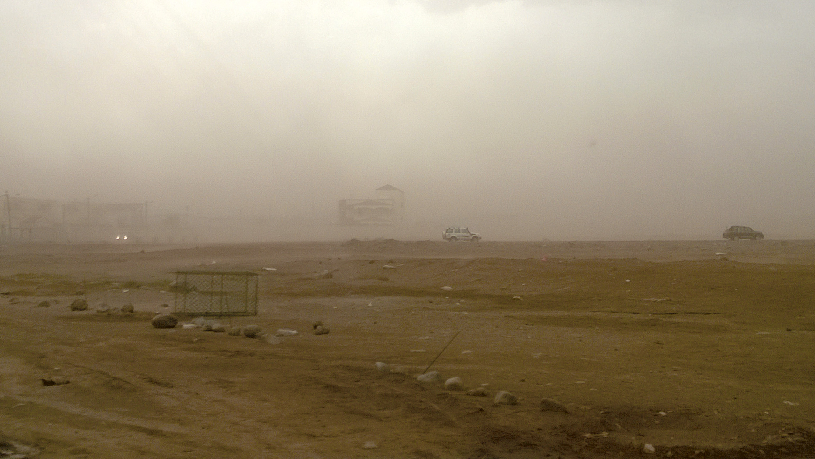 Hiekkamyrskyssä töihin. Djibouti 2014.