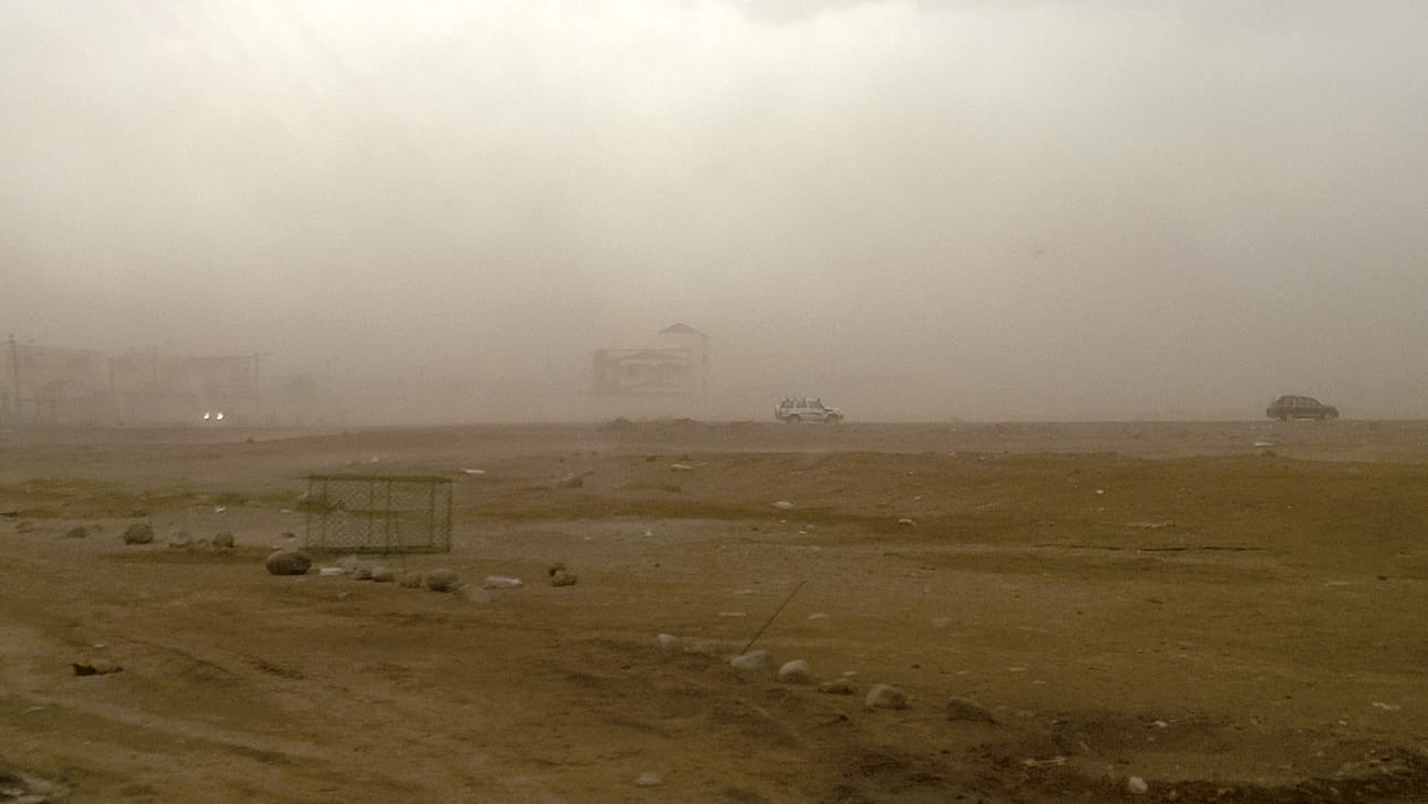Hiekkamyrskyssä töihin. Djibouti 2014.