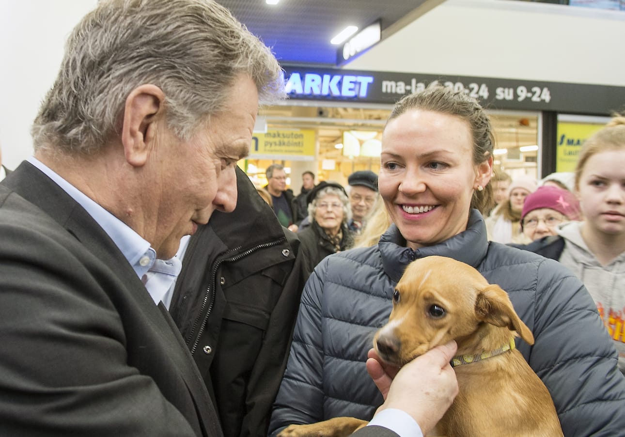 Presidentti Sauli Niinistö tervehti äänestäjä Maria Tuomea ja rescue-koira Laraa Helsingin Lauttasaaressa.