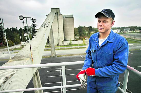  Finnsementti Oy:n työntekijä Jouni Kuisma sanoo, että sementtiasema puretaan vuonna 2009.