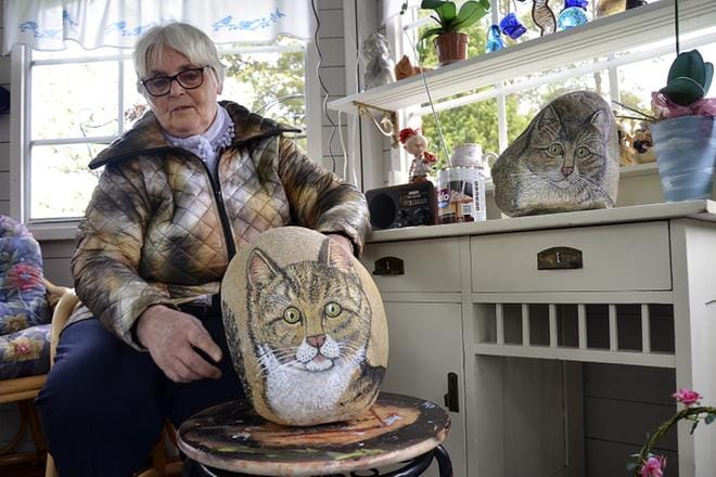 Eila Mäkisen pihan huvimajasta on tullut vähitellen kivitöiden galleria. Innostus ei jää vain sinne, sillä lenkilläkin Mäkisen katse suuntautuu etsimään maalattavaksi sopivia kiviä. KUVAT: JAANA ALA-LAHTI
