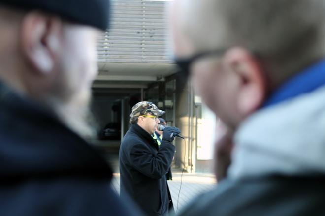 Suomen kansa ensin -yhdistyksen puheenjohtaja Marco de Wit oli mielenosoituksen pääpuhuja. KUVA: JARMO PANULA