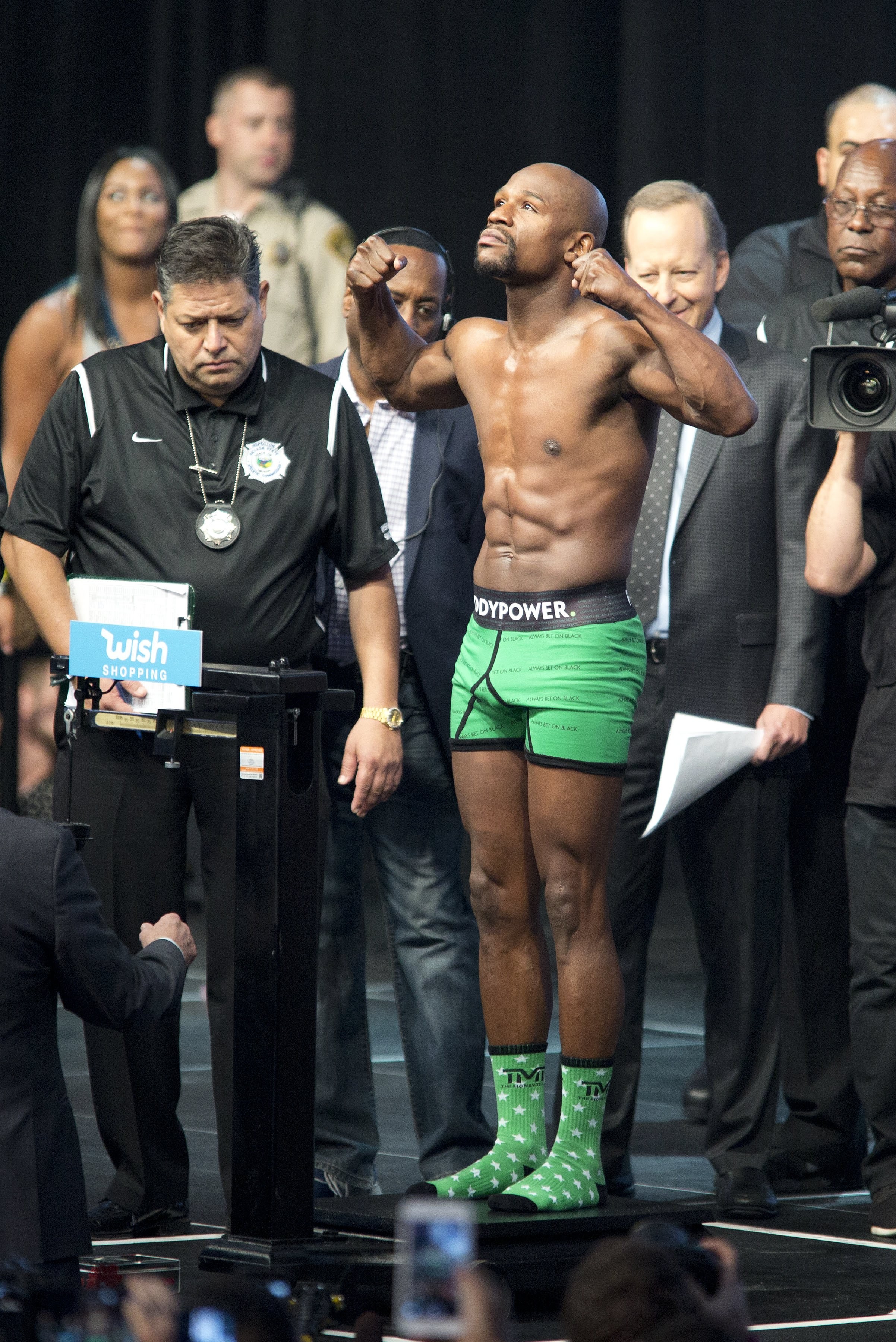 epa06163497 US boxer Floyd Mayweather (C) reacts in front of the press during the weigh-in ceremony at the T-Mobile arena in Las Vegas, Nevada, US, 25 August 2017. Conor McGregor will face off with Floyd Mayweather at the T-Mobile arena in Las Vegas on 26 August.  EPA/ARMANDO ARORIZO
 BY: ALL OVER PRESS / EPA-PHOTO CODE: EPAXX8