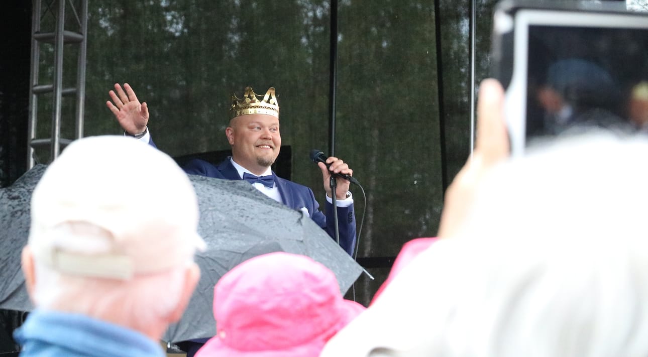 Kuninkaallinen kädenheilautus kotiyleisölle.