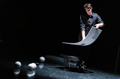 Sirkusarvio: Italialaisella Andrea Salustrilla on kivat työkaverit – Sirkustaiteilija tanssii lavalla polymeerin kanssa