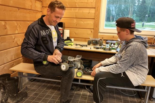 Ilmari ja Kristian Ullakko säätävät autojaan ennen viikkokisan finaalia. Kuva: Miika Huhta