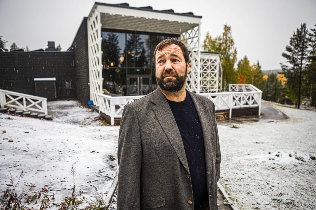 Toimitusjohtaja Ilkka Länkinen Arctic Treehouse -hotellin edustalla. Arkistokuva.