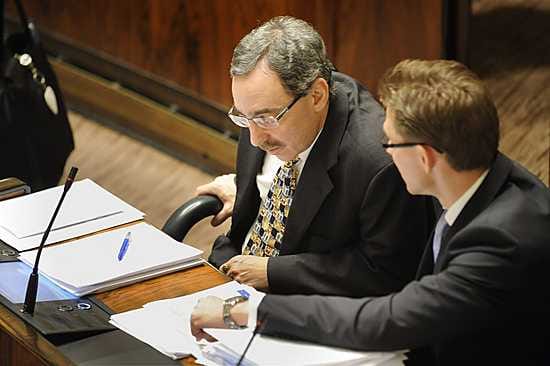 Kokoomuksen Ben Zyskowicz ja Jyrki Katainen juonivat eduskunnassa.