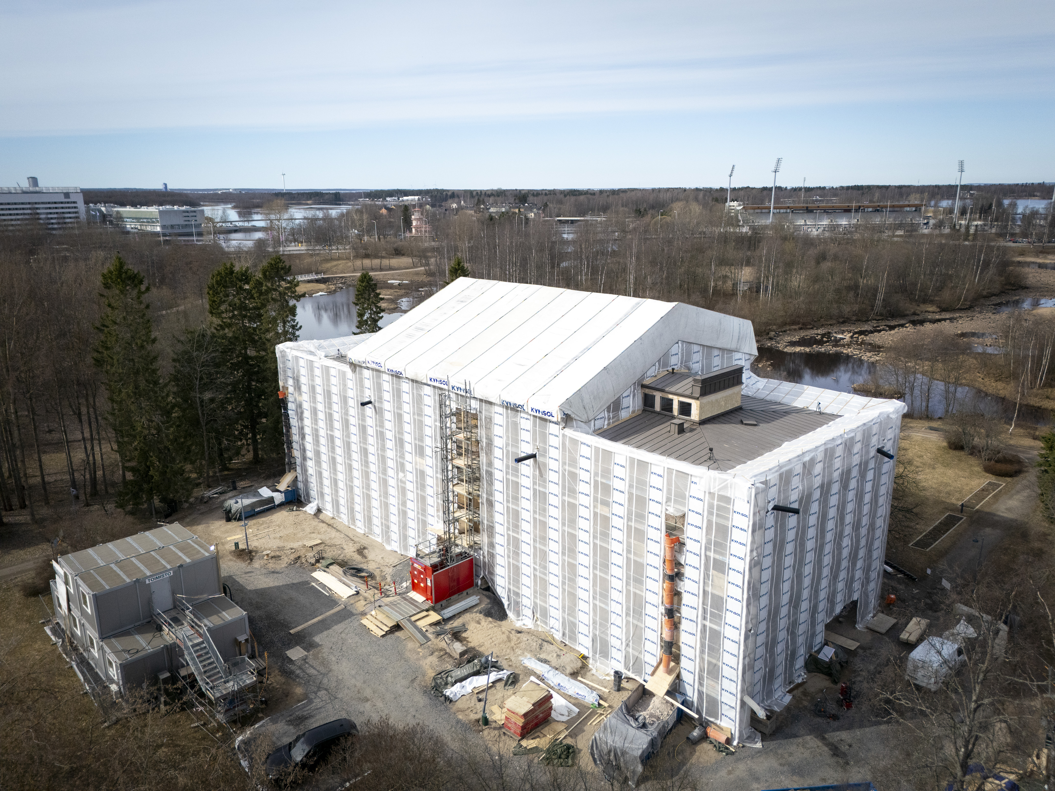 Ainolan museorakennus on nyt paketissa – Kellarissa tehtiin suuri työ terveydelle vaarallisten materiaalien vuoksi