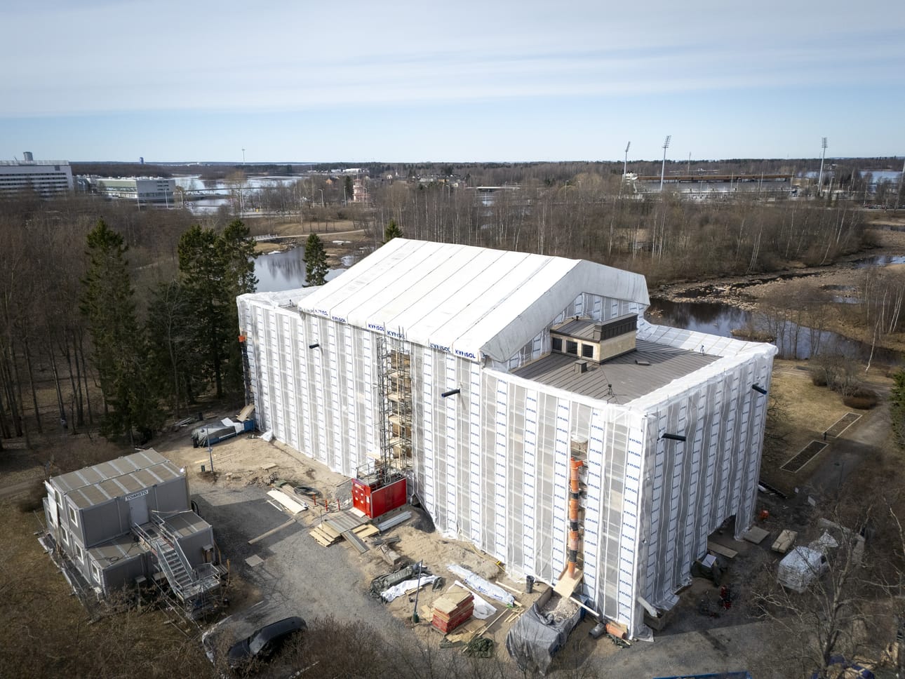 Ainolan entisen museorakennuksen peruskorjaus etenee pienin askelin. Tällä hetkellä talo on paketissa, kunnes uusi ulkorappaus saadaan tehtyä.