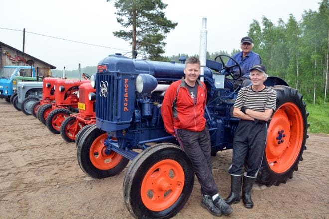 Markus, Hannu ja Kari Kattelus kertovat, että tilan vanhin traktori on vuodelta 1948. KUVA: MIINA HAKALA