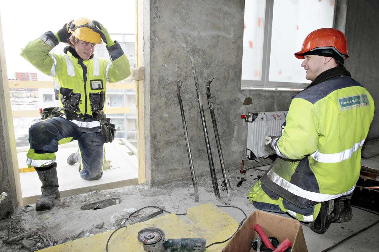 Kirvesmies Antti Alakulju ja putkimies Timo Määttä työskentelevät Taka-Lyötyn kerrostalojen rakennustyömaalla. Alan työllisyysnäkymät näyttävät miesten mukaan valoisilta. ”Valmistuin lokakuussa ja pääsin töihin jo ennen koulun loppumista”, Alakulju kertoo. ”Ainakin putkimiehillä on hyvä tilanne, uusia töitä saa nopeasti, kun entinen urakka on valmis”, Määttä lisää.