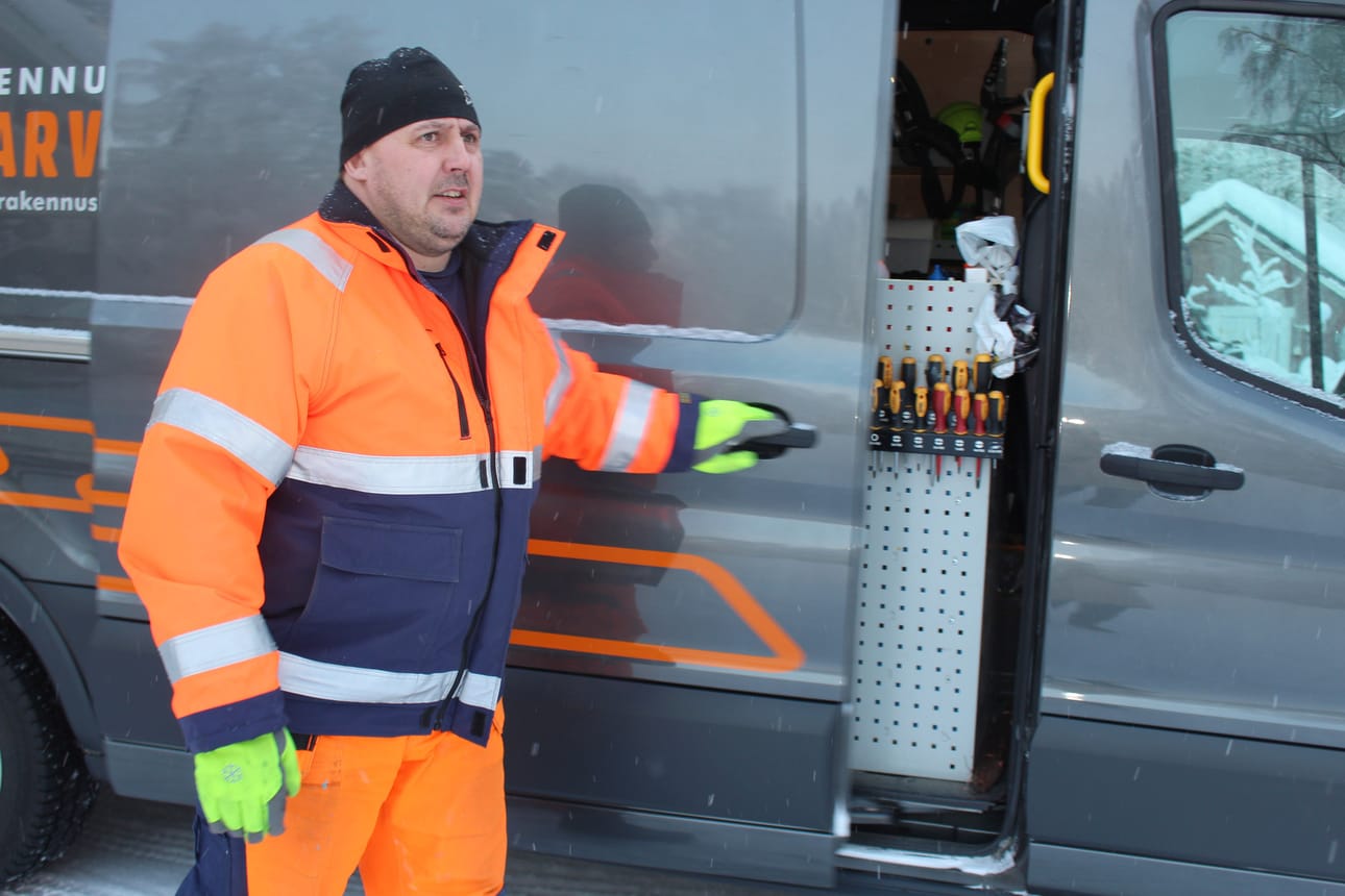 Rakennusliikkeen yrittäjä Petri Jarva toivoo, että paikalliset käyttäisivät paikallisia palveluita myös rakennushankkeissa. Tällä haavaa rakennusliikkeellä on työn alla pääasiassa remonttikohteita aina pienistä pesuhuoneremonteista vuokrataloyhtiön huoneistojen ja omakotitalon kunnostamiseen.