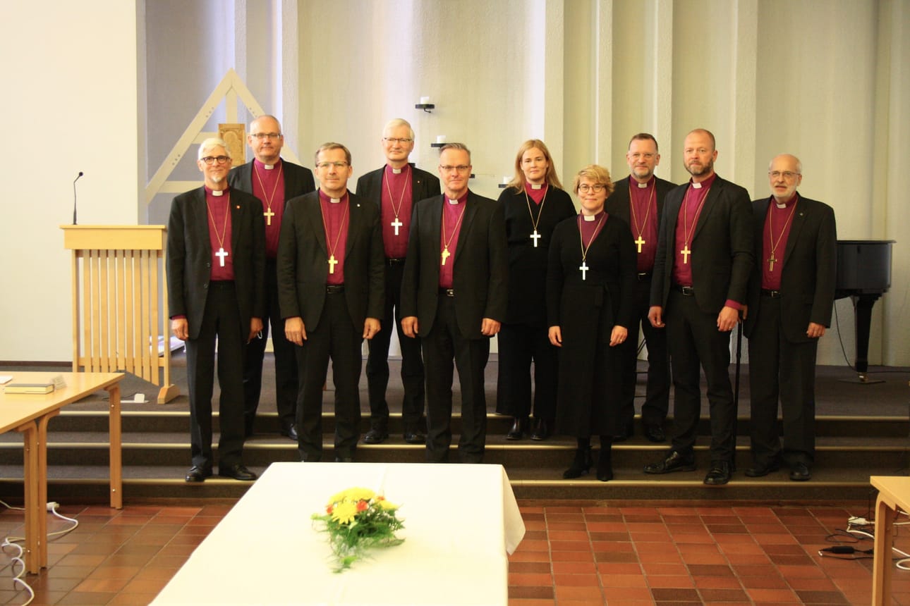 Piispat yhteiskuvassa Kuusamon seurakuntatalolla tiistaina. Vasemmalta Matti Repo (Tampereen hiippakunta), Bo-Göran Åstrand (Porvoon hiippakunta), Jukka Keskitalo (Oulun hiippakunta), Seppo Häkkinen (Mikkelin hiippakunta), arkkipiispa Tapio Luoma, Mari Leppänen (Turun arkkihiippakunta), Kaisamari Hintikka (Espoon hiippakunta), Jari Jolkkonen (Kuopion hiippakunta), Teemu Laajasalo (Helsingin hiippakunta) ja Simo Peura (Lapuan hiippakunta).