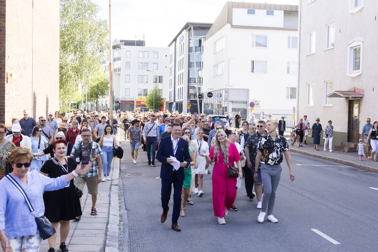 Viime vuoden tangokuninkaalliset Charlotta Saari ja Pasi Flodström kulkivat keskiviikkona Seinäjoella tangokulkueen eturivissä.